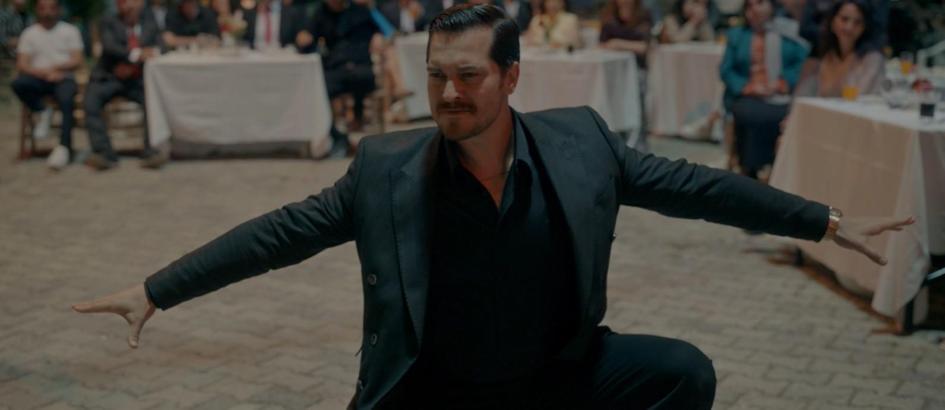 Eşref, Nisan’ın gözlerinin içine bakarak zeybek oynayacak