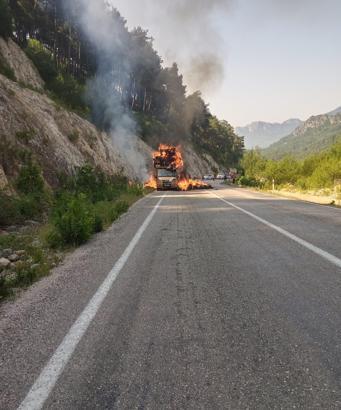 Saman yüklü kamyonet alev alev yandı