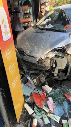 Antalya- Otomobilin mağazaya çarptığı kaza kamerada /Video eklendi