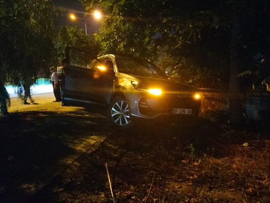 Kaldırımdaki yayaya otomobil çarptı