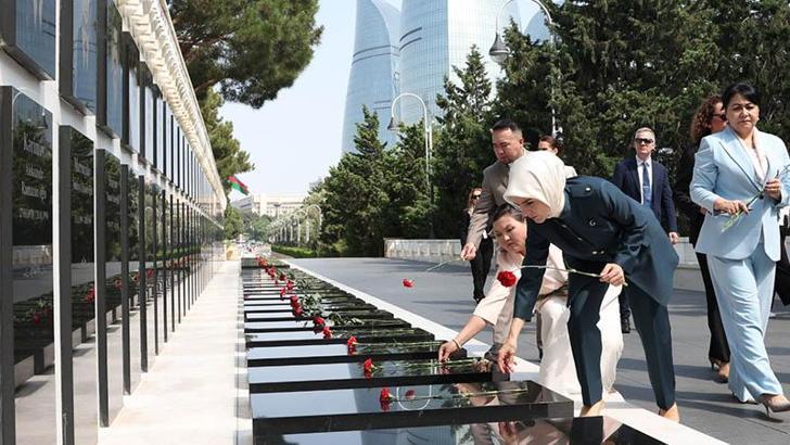 Bakan Göktaş’tan Bakü'de şehitlik ziyareti