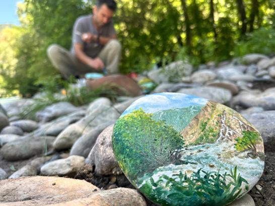 Tunceli- Munzur Vadisi’nden özenle topladığı taşlar, tuvali oldu /Video eklendi