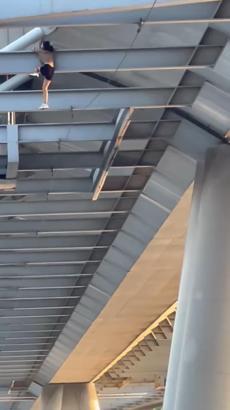 İstanbul - Haliç Metro Köprüsü'nün altındaki demirlerden sarkan kadın ikna edildi; vatandaşlar alkış tuttu