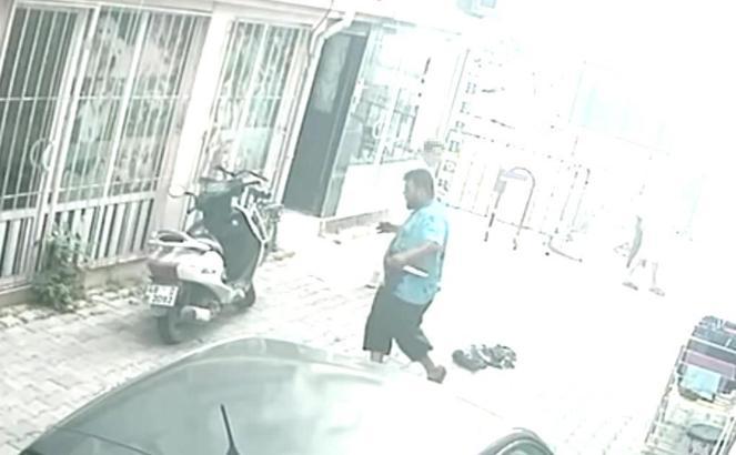 Muğla'da baba ile oğlunu öldüren şüphelinin elinde bıçakla kaçtığı anlar kamerada /Video eklendi