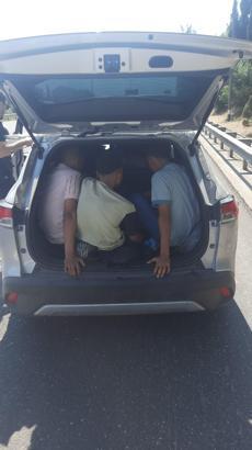 Otomobilden 9 kaçak göçmen çıktı