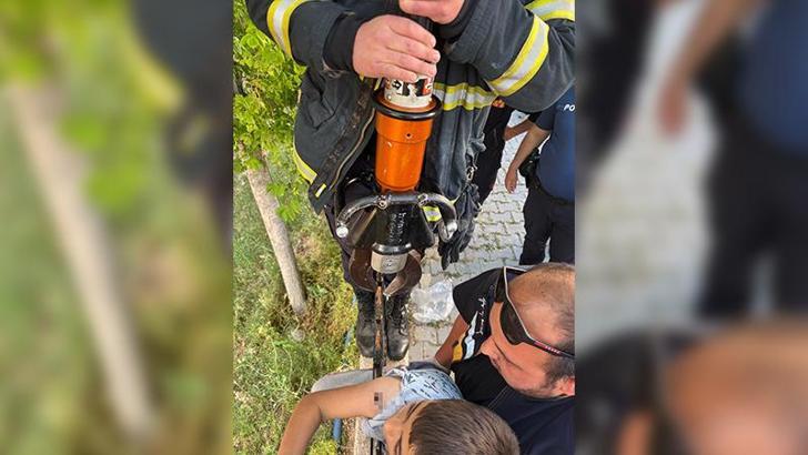 Okulun bahçe duvarından atlarken koluna korkuluk demiri saplandı