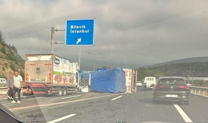 Eskişehir’de devrilen TIR’ın sürücüsü yaralandı