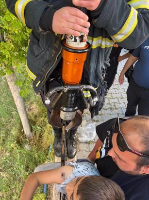 Okulun bahçe duvarından atlarken koluna korkuluk demiri saplandı
