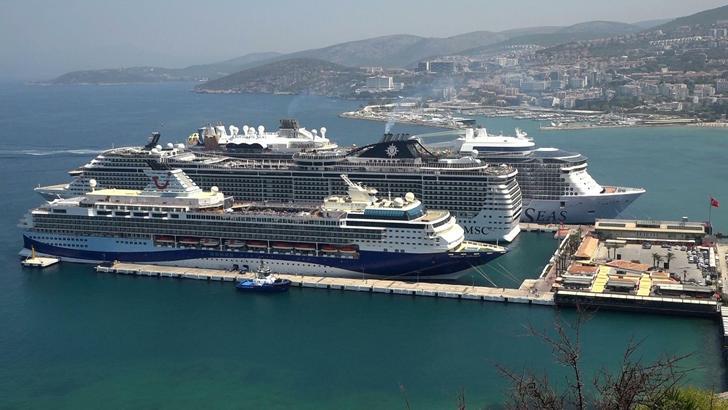 Kuşadası’na 3 kruvaziyerle denizden toplam 9 bin 600 turist geldi