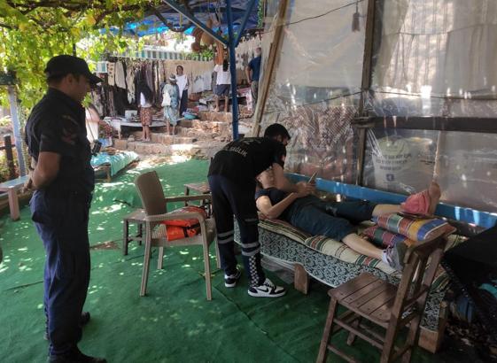 Kaleköy'de düşen turist, sahil güvenlik botuyla ambulansa götürüldü