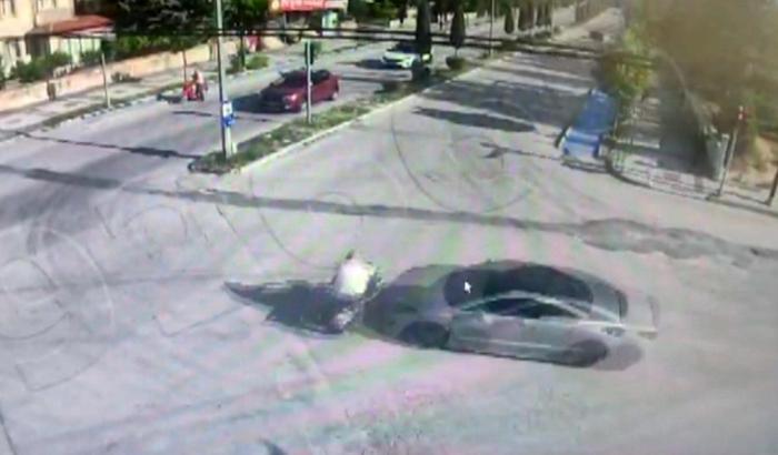 Motosiklet sürücüsünün taklalar atıp düştüğü kaza kamerada