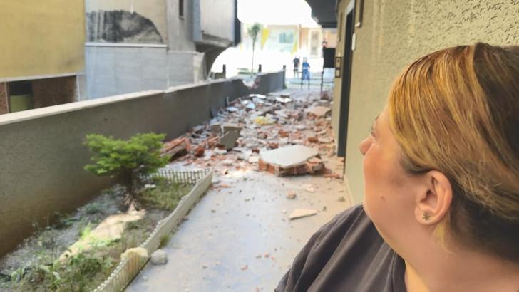 İstanbul - Avcılar'da yıkım yapılan binanın 3'üncü katından beton blok röportaj sırasında düştü; o anlar kamerada