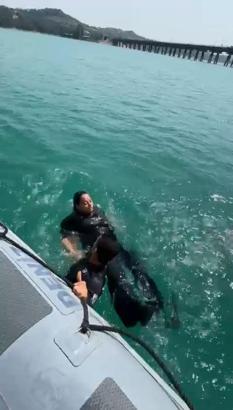 Baraj gölünü izlerken suya düştü, botla kurtarıldı