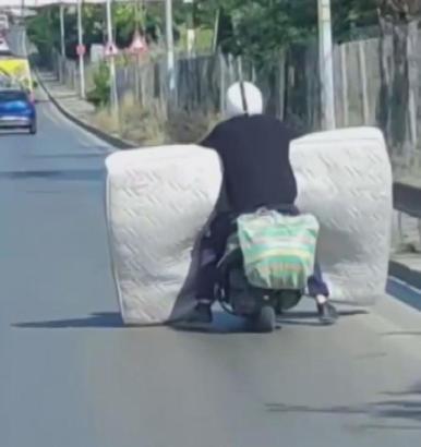 İstanbul - Sultanbeyli’de motosikletle yatak taşıdı