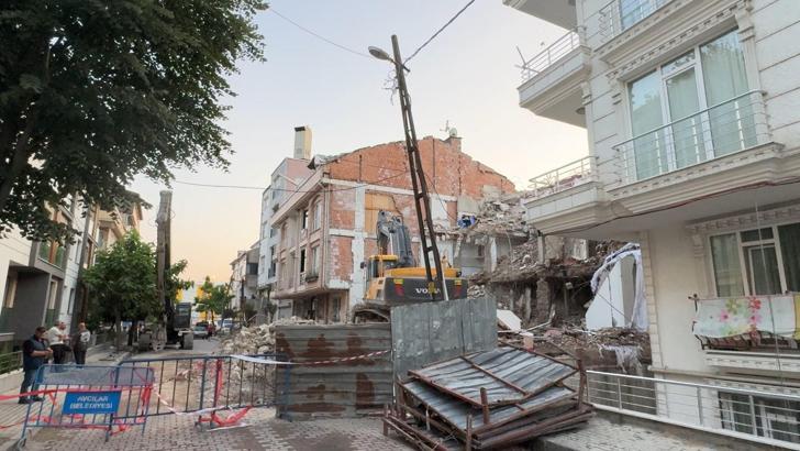 İstanbul - Avcılar'da kısmen çöken binanın yıkımına devam edilirken elektrik ve internet kabloları koptu