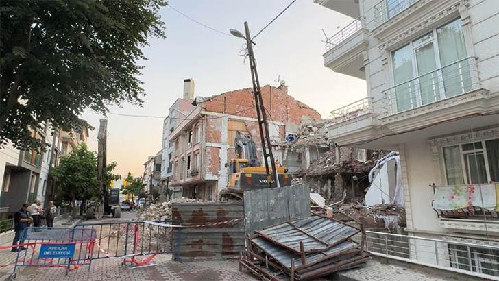 Avcılar'da kısmen çöken binanın yıkımına devam edilirken elektrik ve internet kabloları koptu