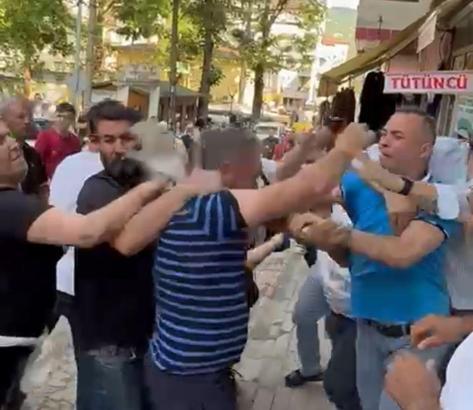 Boşanan çift ile yakınları arasındaki kavga kamerada