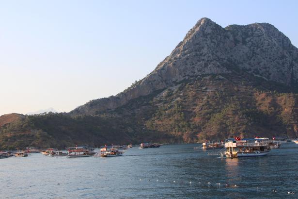 Antalya'da teknecilerden kornalı eylem