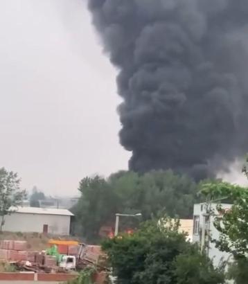 İnşaat malzemesi satışı yapılan iş yerinde çıkan yangın söndürüldü