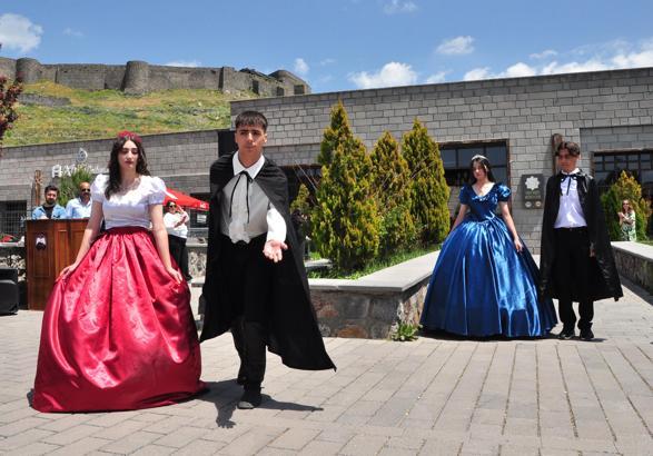 Liseliler, yıl boyu okudukları romanların karakterlerini canlandırdı