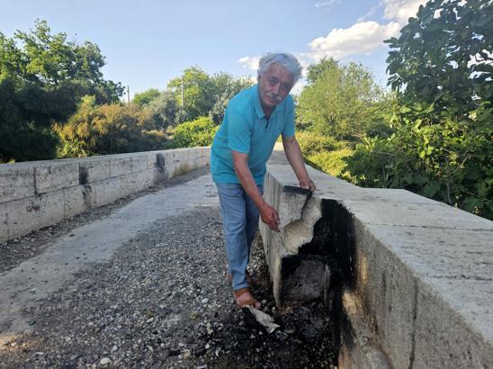 Tarihi köprünün taşları, mangal ateşiyle zarar gördü