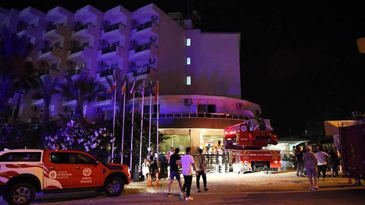 Otelin bodrum katında çıkan yangında yüzlerce turist tahliye edildi