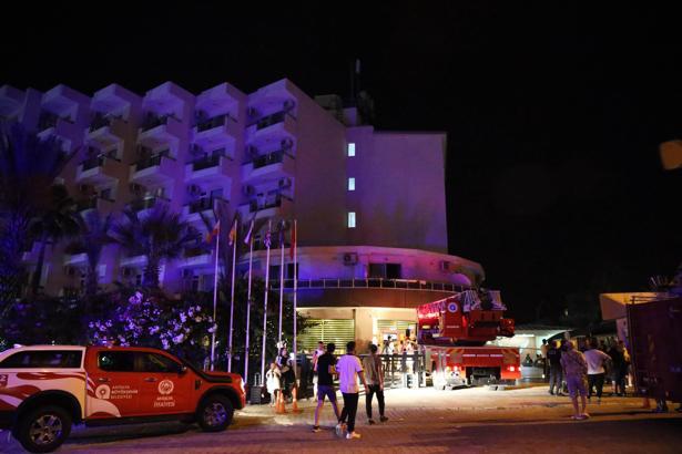 Otelin bodrum katında çıkan yangında yüzlerce turist tahliye edildi