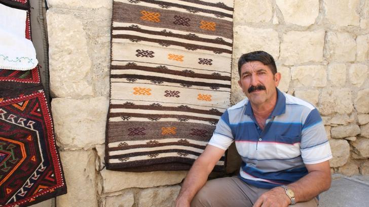 Evinin bahçesini açık hava müzesine dönüştürdü