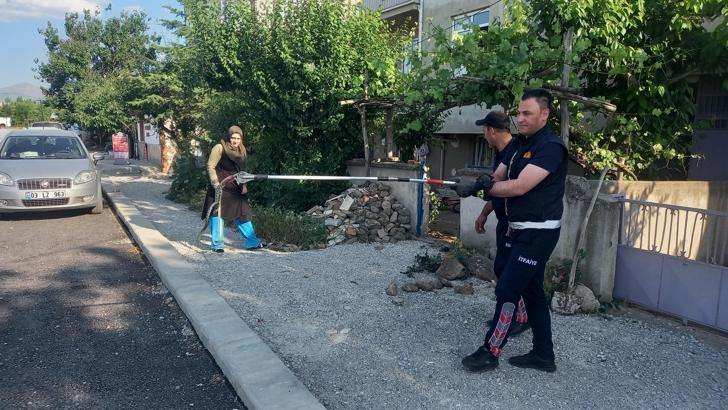 Bahçeye giren yılan yakalanarak doğaya bırakıldı