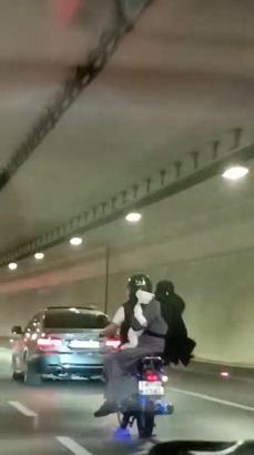 İstanbul - Avrasya Tüneli'nde 1'i bebek 3 kişinin motosiklette tehlikeli yolculuğu kamerada