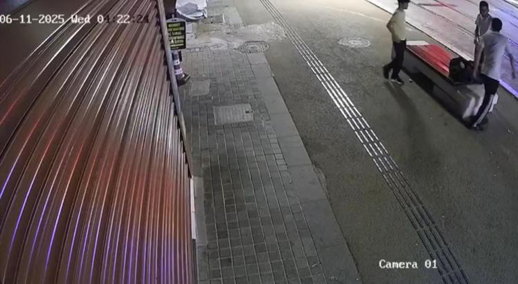 Bankta oturan kişiyi dövüp, parasını gasbetti