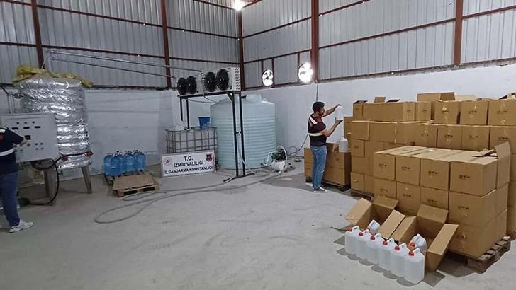 İzmir'de jandarmadan sahte içki üretim deposuna operasyon