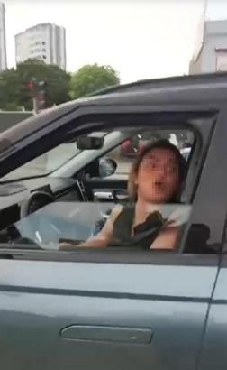 Otomobiliyle motosikletine çarptığı kuryenin kaskını ezip küfrederek, kaçtı