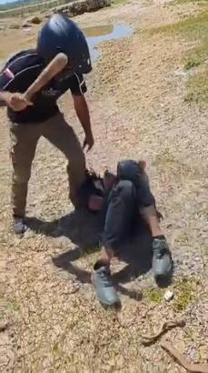 Cinsellik içeren görüntü paylaştıklarını öne sürdüğü 2 kişiyi sopayla darbetti