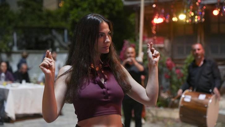 Eşref aşkını zeybekle ilan etti