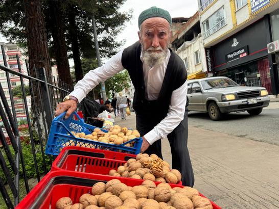 ‘Cevizci Dede’ çalışma azmiyle gençlere örnek oluyor
