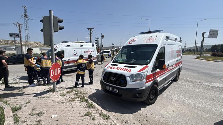 Hasta taşıyan ambulansla otomobil çarpıştı: 2'si sağlık personeli, 5 yaralı