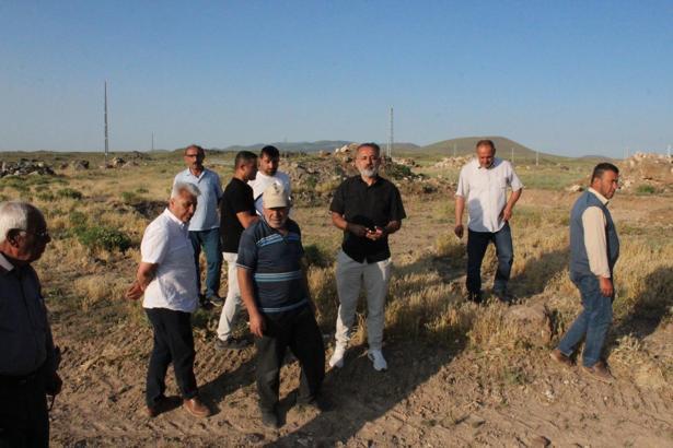 Ev sahibi olmak isteyen 25 köylüyü dolandırdığı öne sürülen müteahhit hakkında suç duyurusu