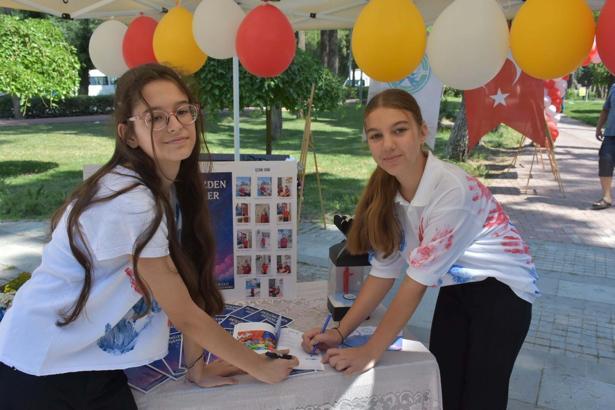 Minik yazarlar kitaplarını okurlar için imzaladı