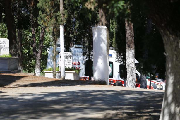 Ayrı yaşadığı eşini yaralayıp mezarlıkta intihar etti / Ek fotoğraflar