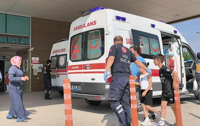 Kumbarasını açmak istediği bıçak elinden kayınca dilinden yaralandı