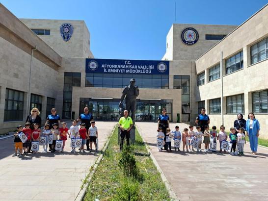 Emniyet Müdürlüğü'ne minik öğrencilerden ziyaret