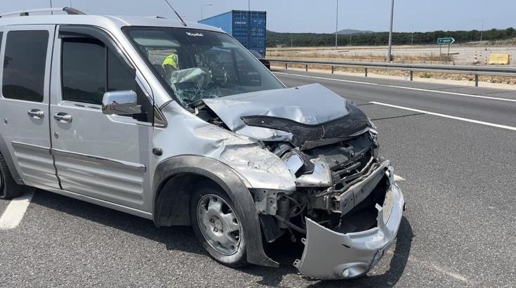 Hafif ticari araç bariyere çarptı; 3 yaralı