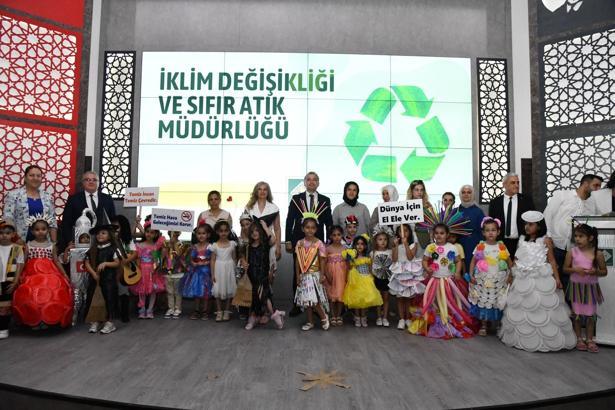 Öğrenciler atık malzemelerden tasarladıkları kıyafetlerle defile düzenledi