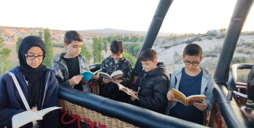 Kapadokya'da öğrenciler, sıcak hava balonunda kitap okudu