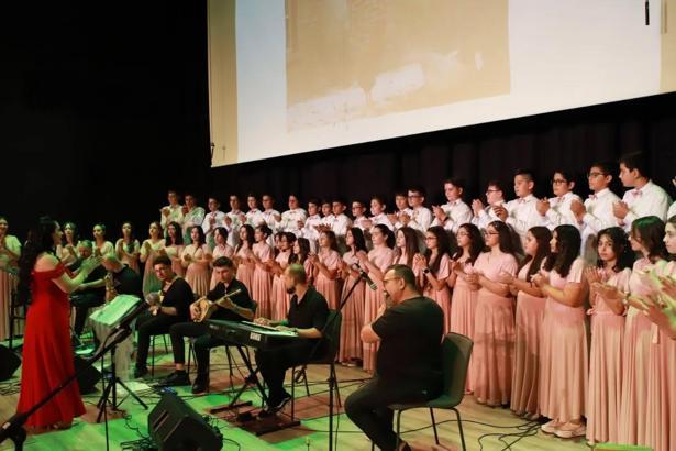 Öğretmen ve öğrencilerinden müzik dinletisi