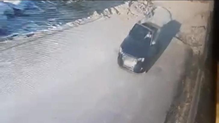 İstanbul- Büyükçekmece'de otomobilin köpeğe çarptığı anlar kamerada