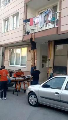'İntihar' ihbarında bulundu, ekipler ayrılacağı sırada balkondan atlamaya kalkıştı