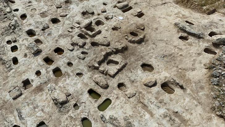 2 bin 300 yıllık kaya mezarların içinden çıkan 26 tarihi eser, ilk kez sergiye çıkarıldı