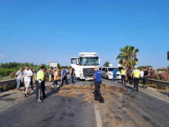 Kazaya karışan minibüsteki turistler, havalimanına gitmek için çevredekilerden yardım istedi
